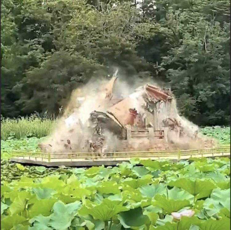 青岛一公园凉亭突然倒塌，最令网友引起气愤的是，据知情人透露，这座凉亭……