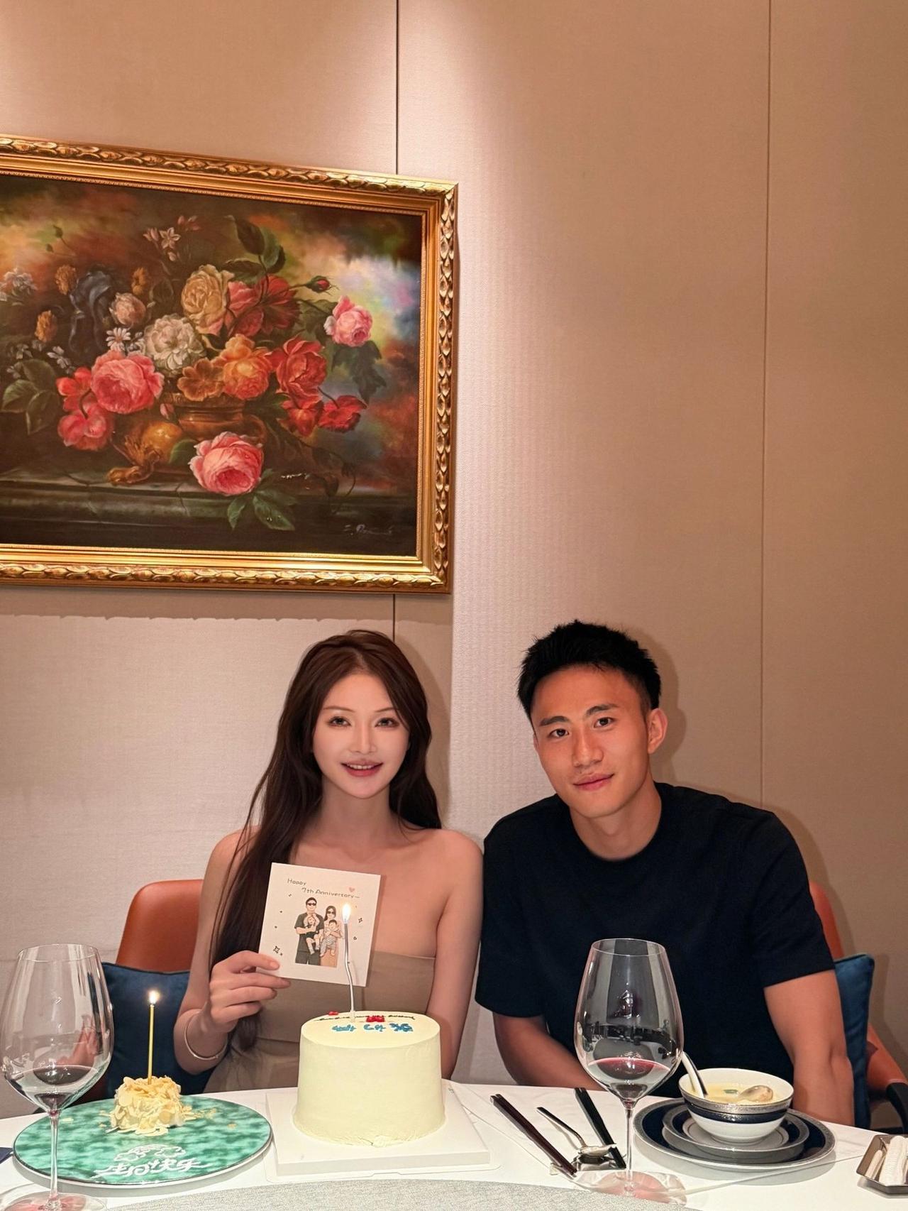 成都蓉城球员甘超的妻子在社交媒体上晒出了两人的合影，纪念恋爱7周年甘超和妻子目