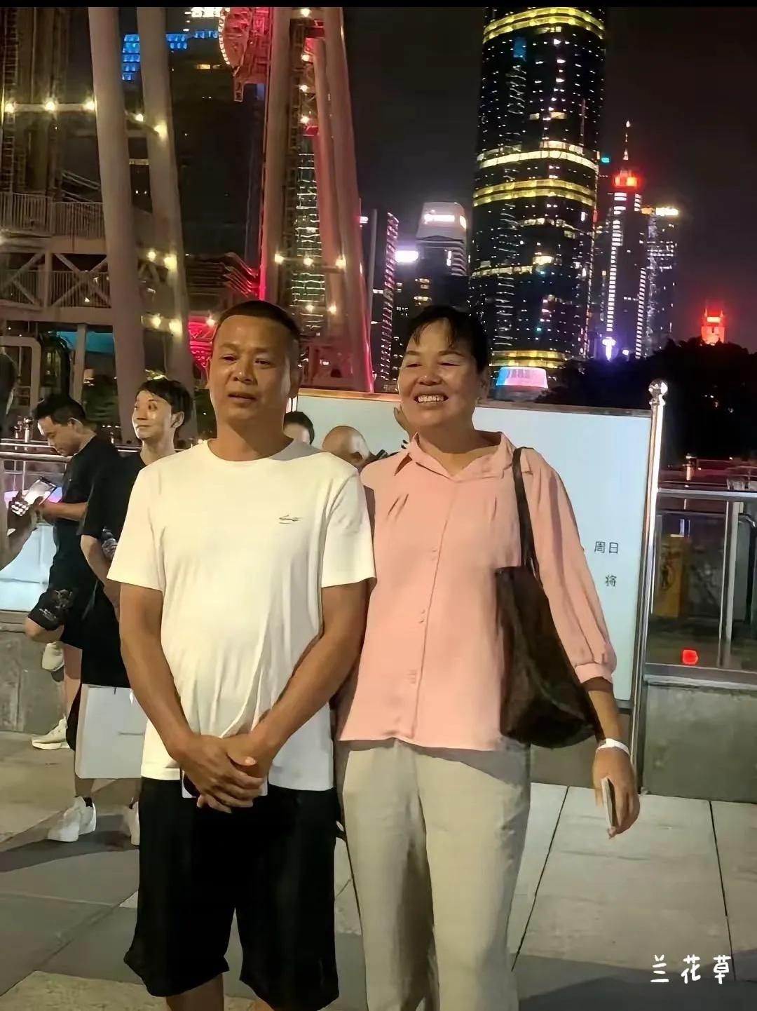 站在广州塔“小蛮腰”下面留影的全爸全妈，露出乡人憨厚的笑容。全妈手腕上还戴着医
