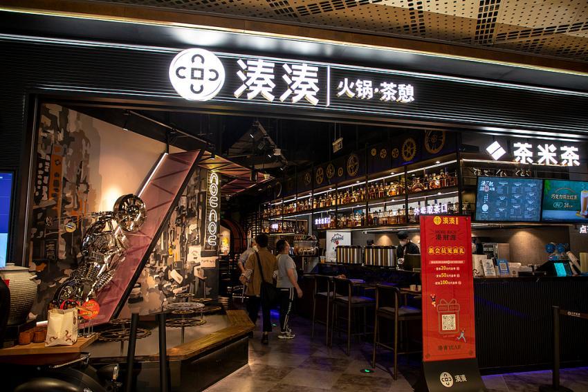 隐患彻底暴露，藏不住了！8月1日，北京，中国新闻周刊消息，湊湊火锅杭州门店被曝