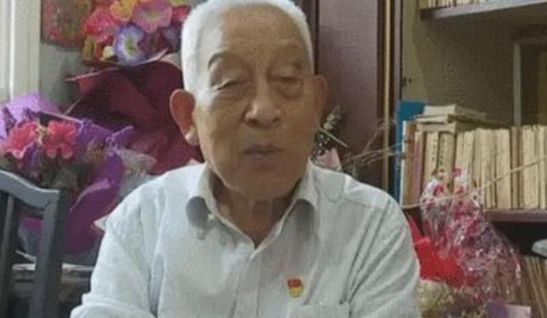 “村里有人私藏枪支！”民警接到举报后，马上找到了被举报人——已年过九旬的滕西远，