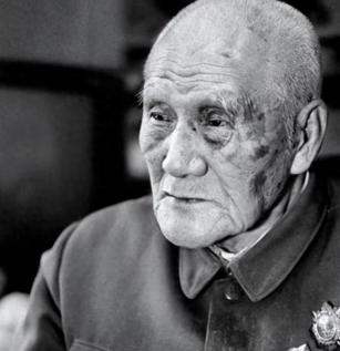 1941年延安，毛主席去食堂时，一个人拎着削尖的木棍朝毛主席后脑勺刺去，千钧一发