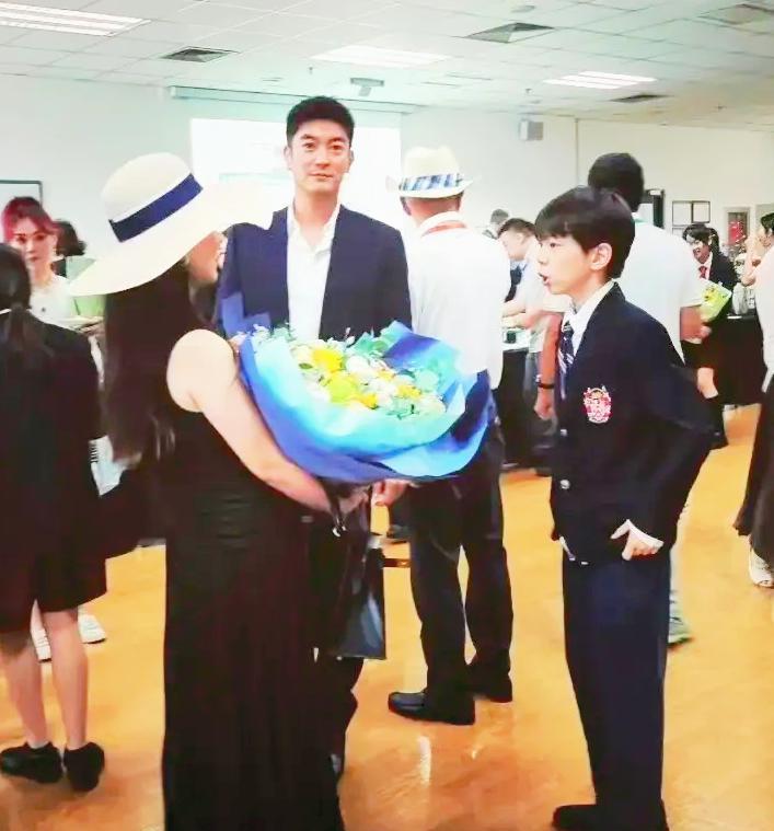 哇塞！嗯哼居然小学毕业啦！杜江霍思燕合体亮相儿子毕业典礼，穿西装打领带的小家伙站