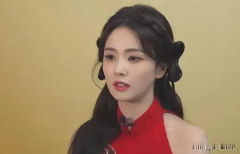 最近看白鹿采访，她说自己“比较要强”，这话听着太有画面感了。这姑娘的要强，不