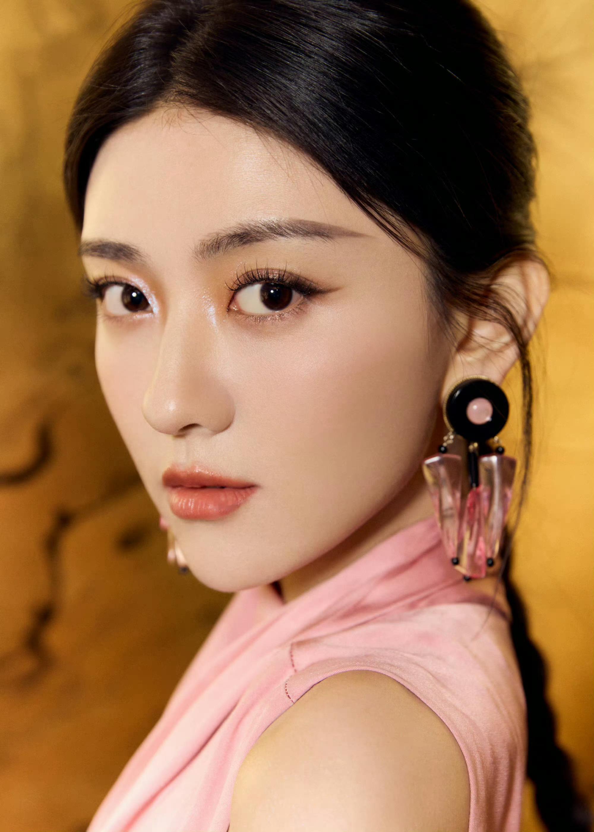 梁洁x黑丝大长腿惹人羡梁洁也被班味腌入味了