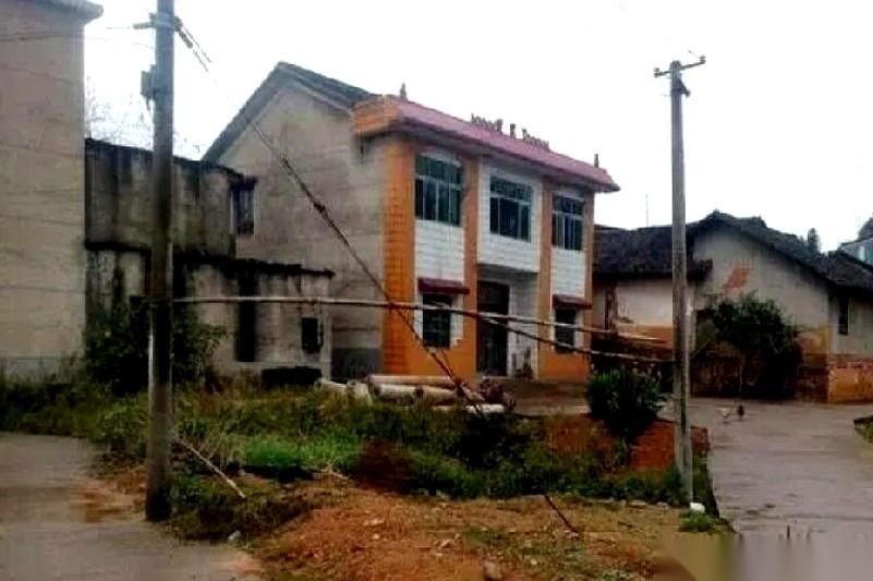 “妈，我爸走了。”手机嗡地一震，就这五个字。我盯着屏幕，那个为了别的女人跟我撕