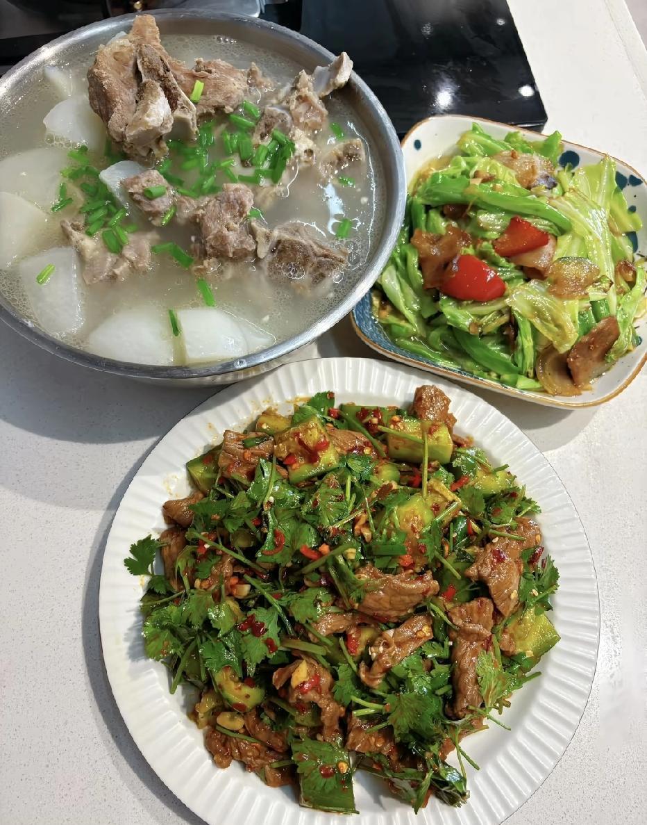 昨晚儿子儿媳妇过来吃晚饭。我炖了排骨，炒了俩菜。儿子低头夹菜，儿媳妇忽然问我：“