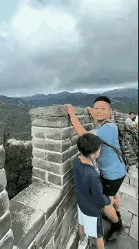 幸亏有视频为证，不然跳到黄河也洗不清了。男子爬到长城上拍视频，一手扶住城墙上