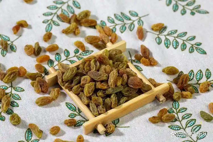 葡萄干立大功？医生发现：高血糖患者吃葡萄干时，多注意这3点 都说高血糖要忌甜
