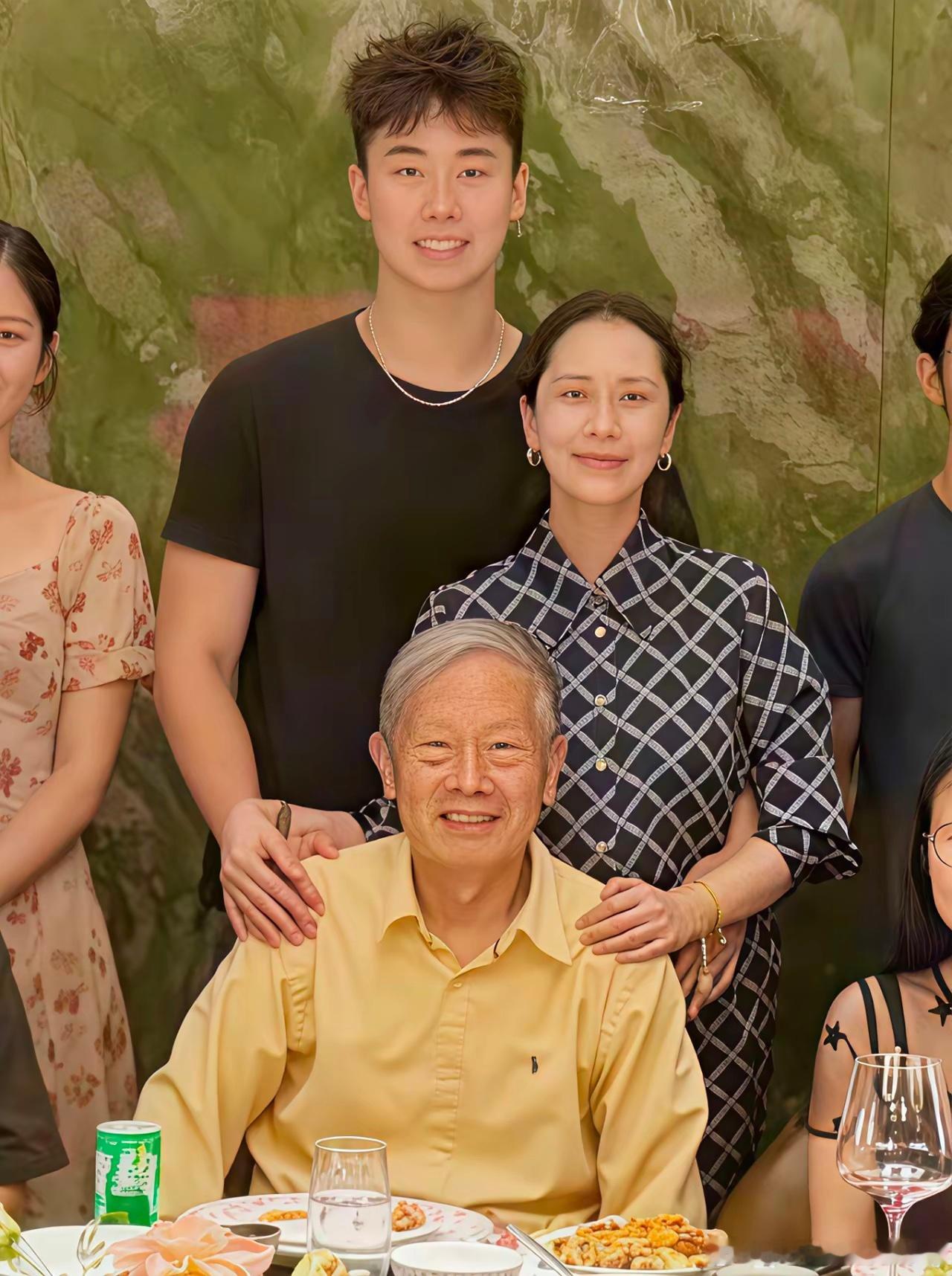 48岁海清带19岁儿子和长辈们一起聚餐，她的打扮老气，脸部素颜，脸色看起来好憔悴