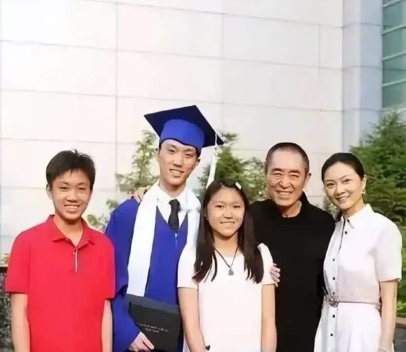 可怜天下父母心！张艺谋76岁，老婆陈婷45岁，大儿子25岁，二儿子22岁、小女儿20岁。为了三个孩子