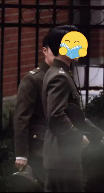 两部在拍剧的军装路透，无意比较人，遮住脸后更能看出来衣服质感的差距了​​​
