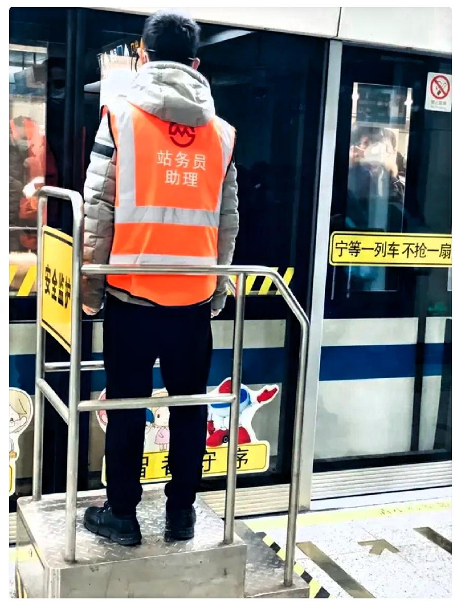 简直要疯了！今天去找了两个工作，第一个是地铁安检员，招聘员说要交二百多考保安证