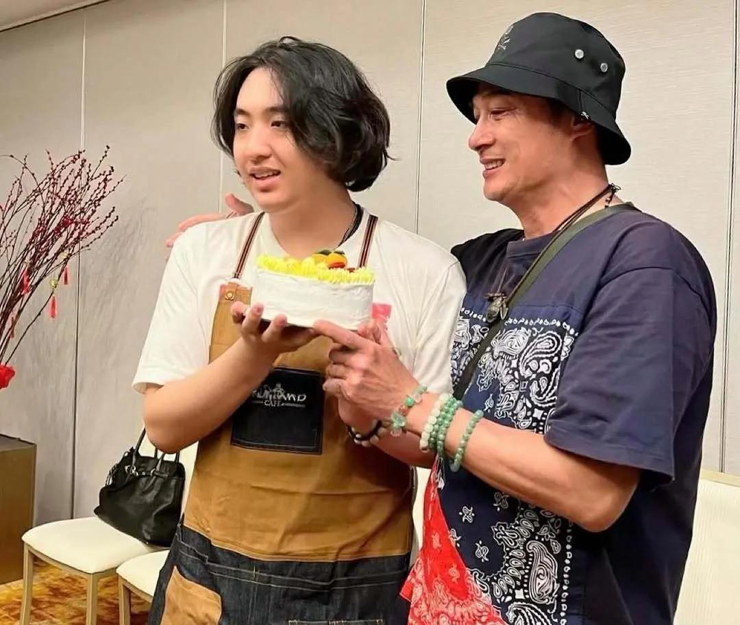 吴镇宇一家三口做蛋糕，展现幸福温馨时刻。他的妻子王丽萍，平时非常低调。其实原来