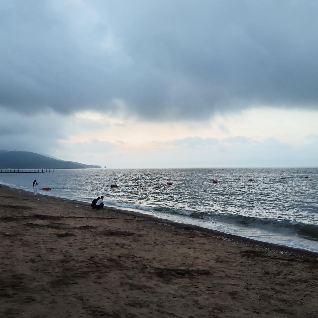 今天云比较多，没看到海边美丽的日出。