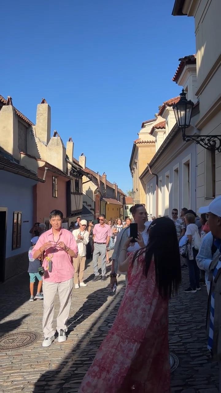 俞灏明王晓晨穿情侣装度假俞灏明罕见穿短袖露伤疤俞灏明王晓晨穿情侣装度假，好甜