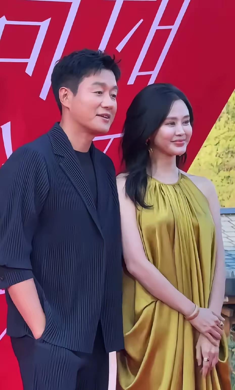 关悦的脸，着实有些吓人，明显是医美后遗症的典型表现。佟大为依旧年轻帅气，关悦的