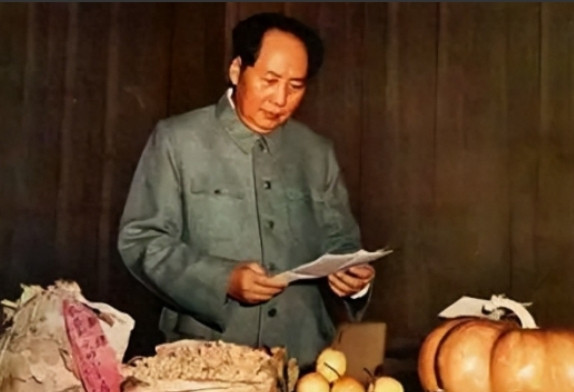1940年，毛主席前往食堂打饭，却不知，一个特务拎着根柳木棒已经冲到了他的身后，