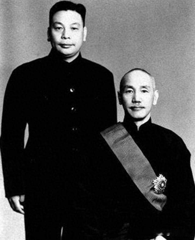 背影一转，四十年没喊爸，改姓那天他没哭。1974年罗马，蒋经国在教皇酒会上忽然