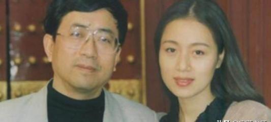 1992年，余秋雨二婚娶了小16岁的女明星马兰。新婚当夜，余秋雨向妻子提出了一个