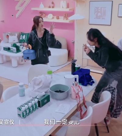 《浪姐》太欢乐！侯佩岑组小考忘动作有点内疚，舞台总监老师一句“最后不可能，吴宣仪