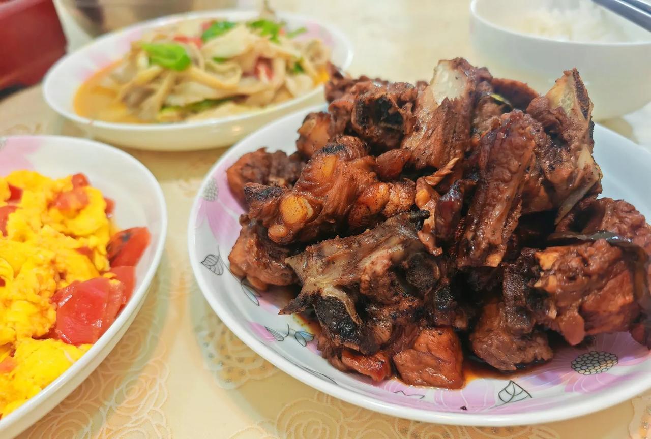 儿子今天休息，专门回来看我，本来我们准备去外面吃点，可西安这两天太热了，中午时分