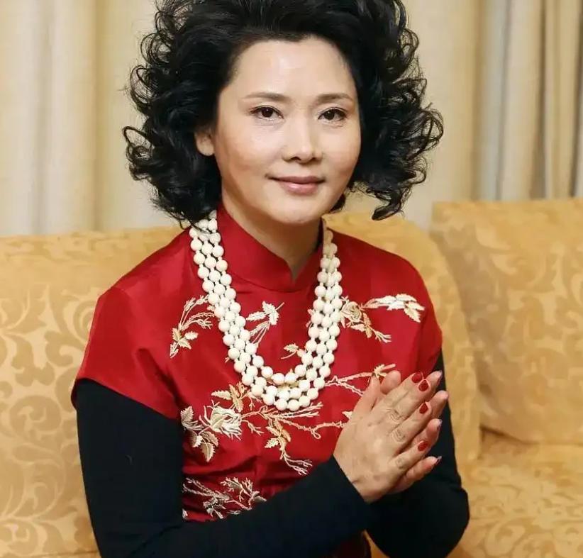 演员何赛飞说：“当年，我在决定和我老公领证时，我就很明确的告诉他，我对你没有过多