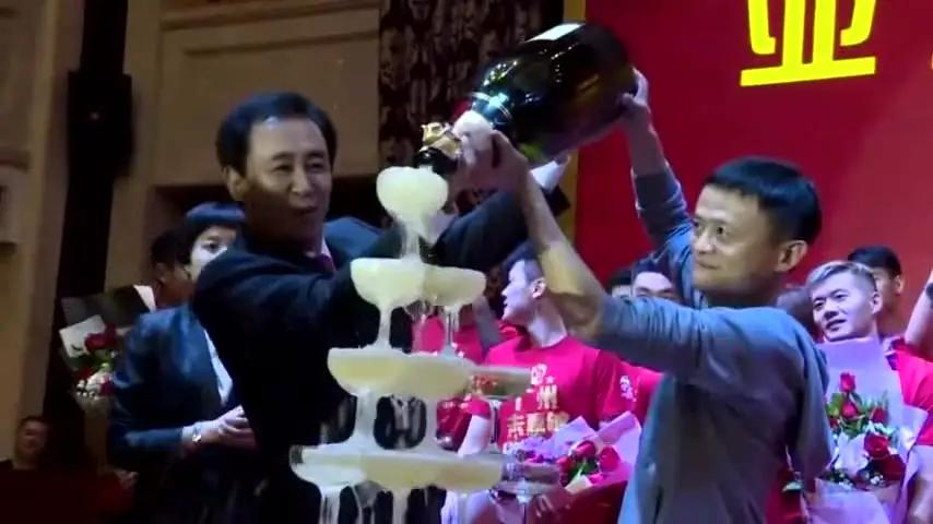 这张图片拍摄于2015年11月21日，记录的是广州恒大淘宝足球俱乐部夺得亚冠冠军