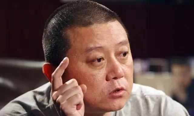王朔曾经批评于丹：她犯了知识分子的老毛病，就是用诗词美化历史。历史上老百姓没过多