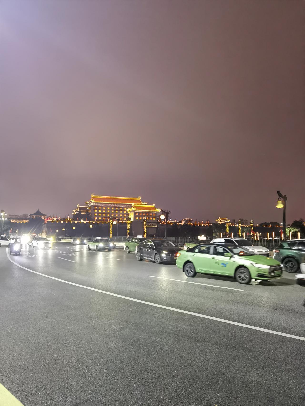 乘坐西安地铁2号线可以到达那些景点呢？西安地铁2号线贯穿古城南北，