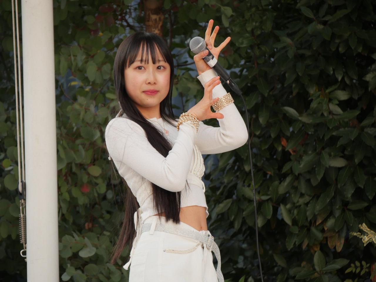 轻歌曼舞，玉人如花。