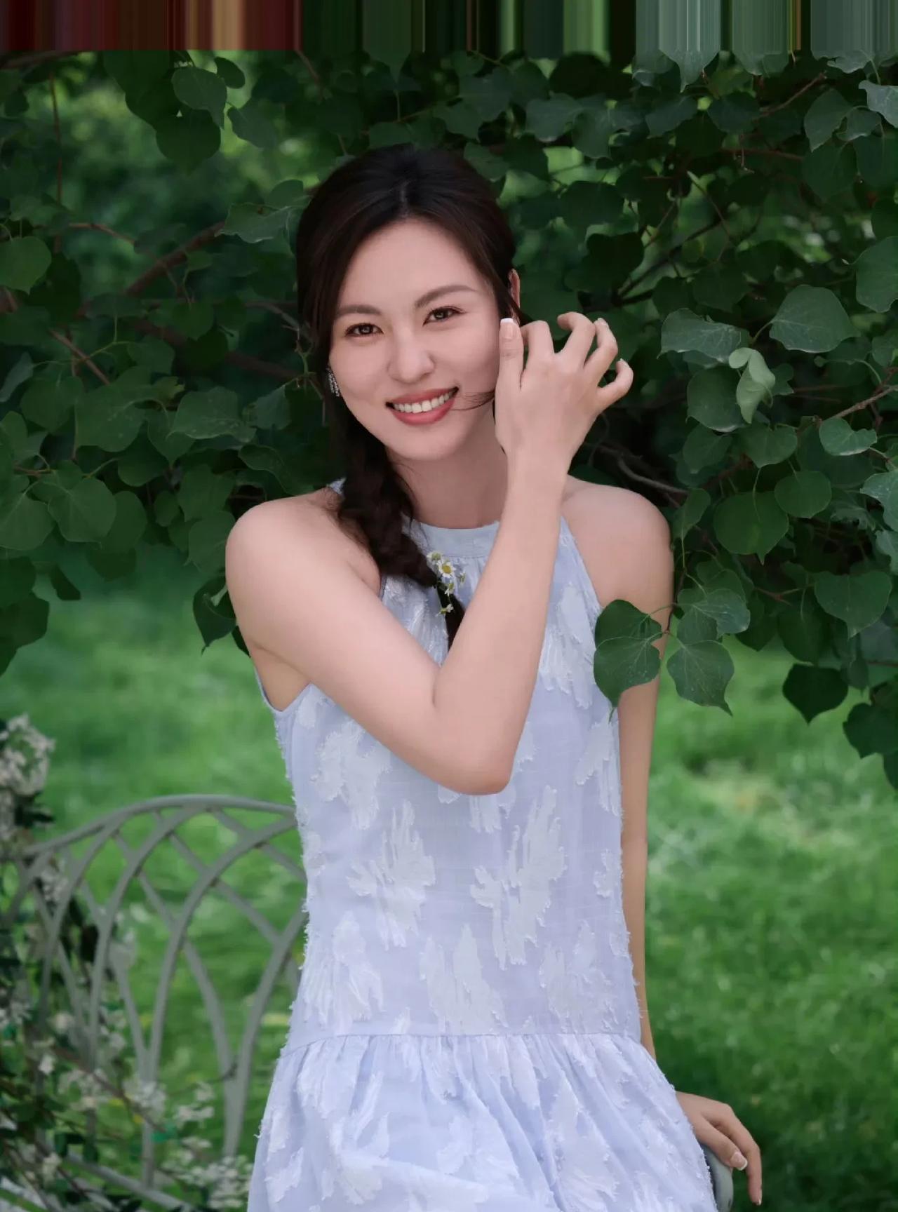 周放浅色连衣裙清新自然时尚又好看。有一种邻家姐姐的感觉，搭配一头低马尾辫时尚又好