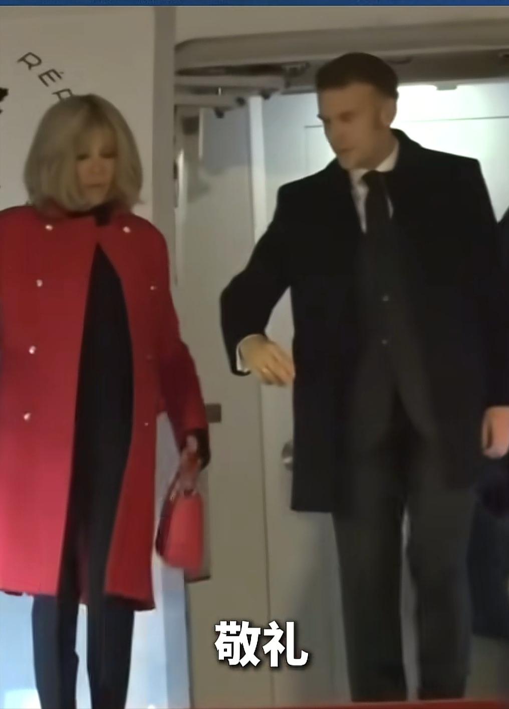 布里吉特在北京终于给足了马克龙面子！主动挽着他走下飞机，马克龙笑开了花~12