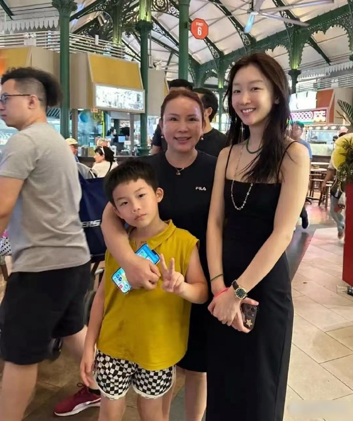 33岁周冬雨现身新加坡旅游，她穿着一条黑色吊带裙，脸上化着淡妆，皮肤看起来真好，