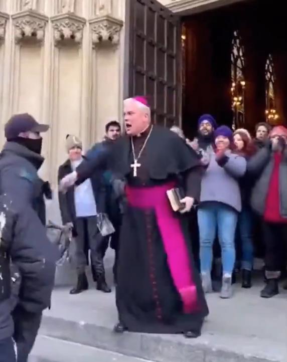 美国一主教成孤胆英雄，驱逐闯入教堂的ICE特工，获得周围一片掌声！然而，20