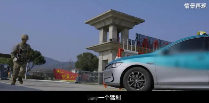 外籍乘客偷拍部队，司机果断开向军营！网约车司机陈师傅驾车时，发现两名外籍乘客