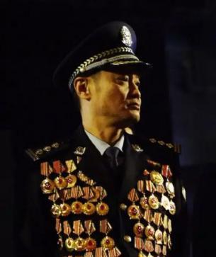 ☁1998年，兰州一警察执勤时，突然被一可疑男子用上了膛的手枪顶住脑袋！在