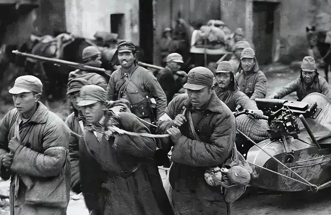 1949年，十个特务活埋了四十多个共产党，本以为自己立了大功。谁知，侧门突然闪进