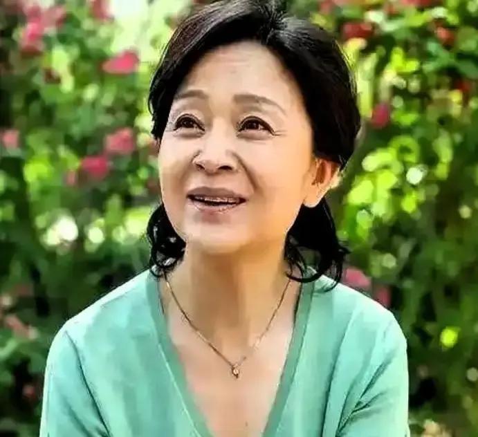 67岁刘莉莉在日本住着独栋豪宅，兜里积蓄够养三代人，但女儿一条微信她能等三天才收