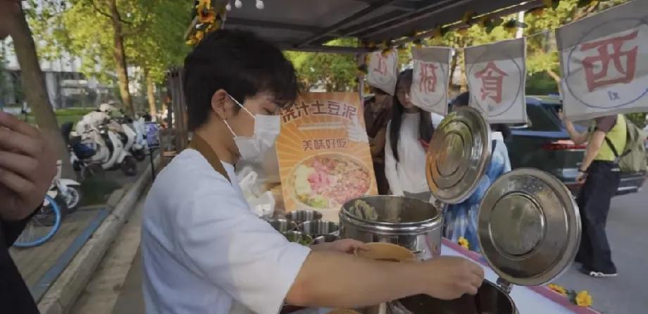 00后的理想人生，2人1狗，三餐四季，他是怎么想开的？他叫费宇，复旦硕士，也拿