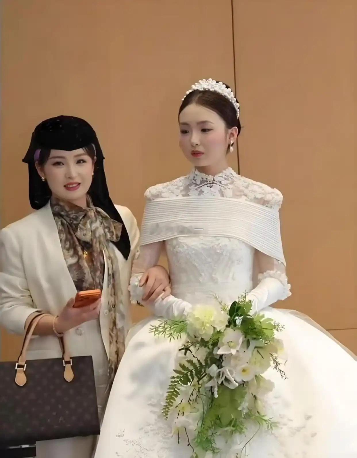 新娘的妈妈才32岁，回族人好漂亮​​​