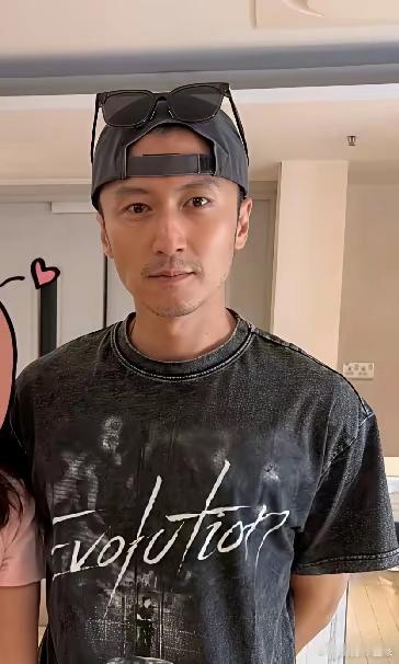 我朋友私底下见过谢霆锋，她偷偷告诉我，谢霆锋真人和网络上看到的完全不一样，我们都