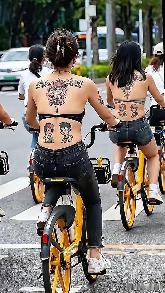 我的天，这也太扎眼了吧，刷到街上那些穿搭，我真是忍不住多看两眼——倒不是觉得
