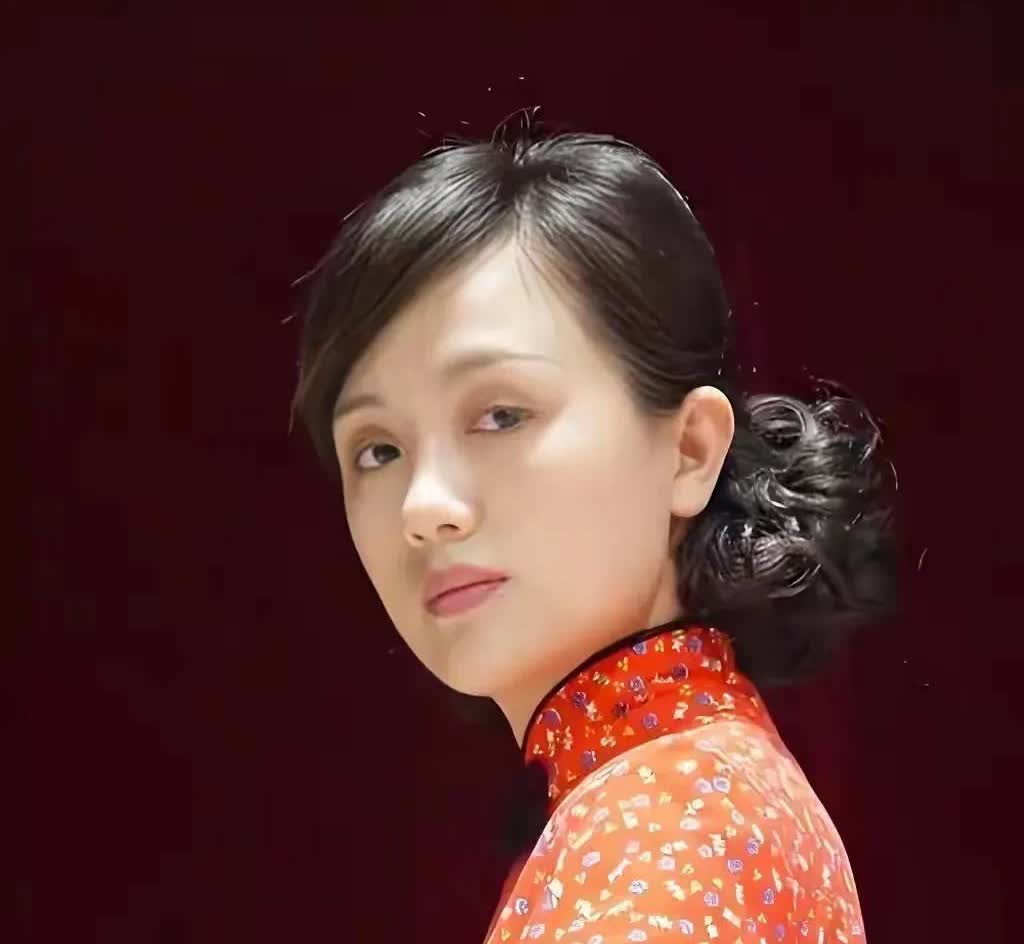 朱媛媛头七，李乃文在话剧舞台上说，今天是头七，媛媛走好！网友说李乃文不道