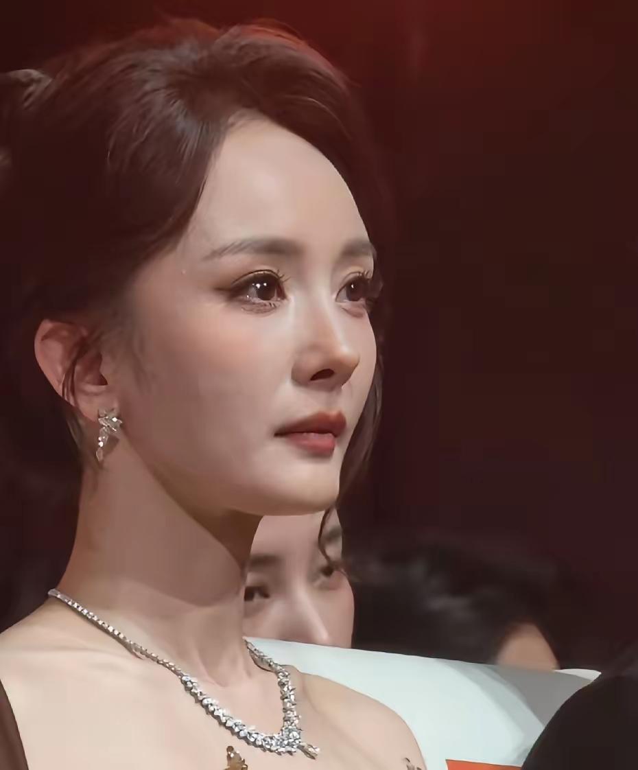 真的觉得杨幂快要碎了。论国民热度、商业价值、爆款作品，她可以说是样样不缺，手握