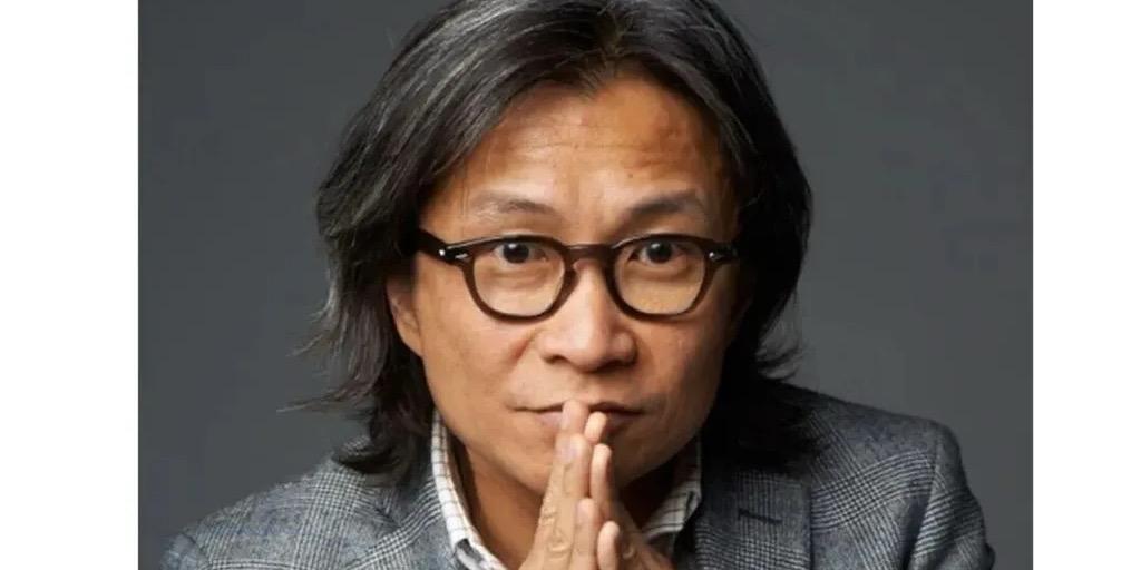 2025年11月11日中午12时04分，著名导演陈可辛驾驶越野车在香港香岛道行驶