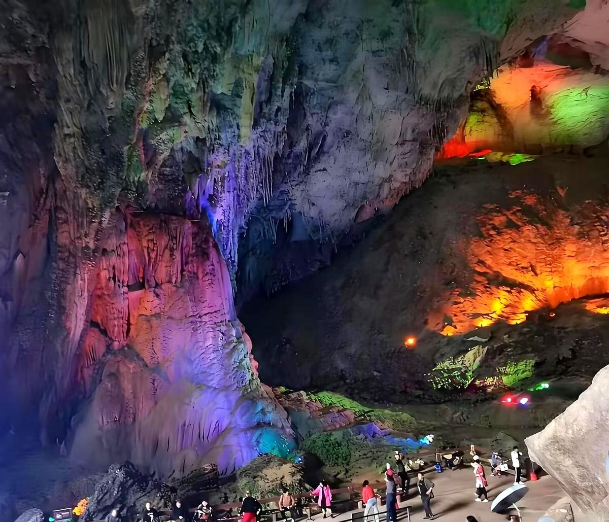 老家有个亲戚查出癌症，放着医院的正规治疗不管，非要跑到广西巴马的百魔洞，花几千块