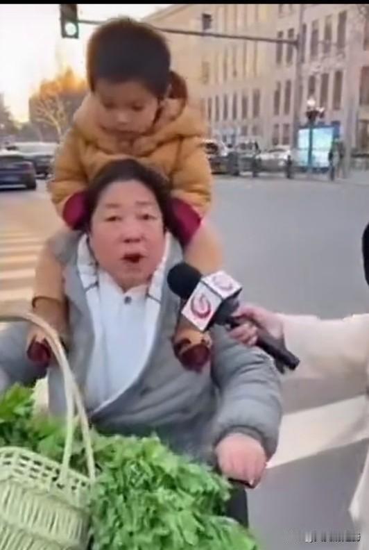 这样骑车行驶在机动车道上，出了事，谁负责?这可不是闹着玩的，希望大家不要这么玩，