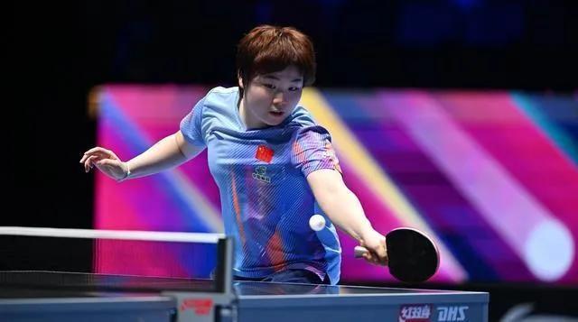 孙颖莎三连冠的残酷背景：蒯曼师徒看台上的落寞，藏着国乒最真实的另一面澳门世界