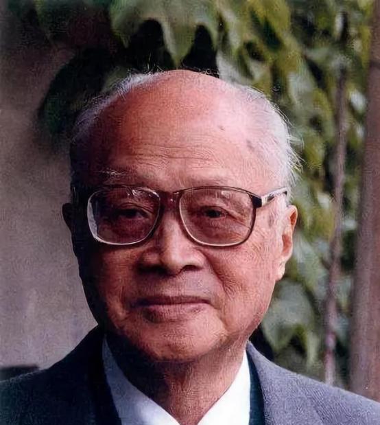 1960年，苏联撕毁协议，撤回所有派往中国的科学家，临行前，一位苏联专家悄悄告诉